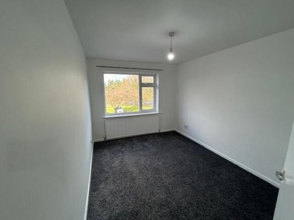 3 bed Flat to rent Image 12