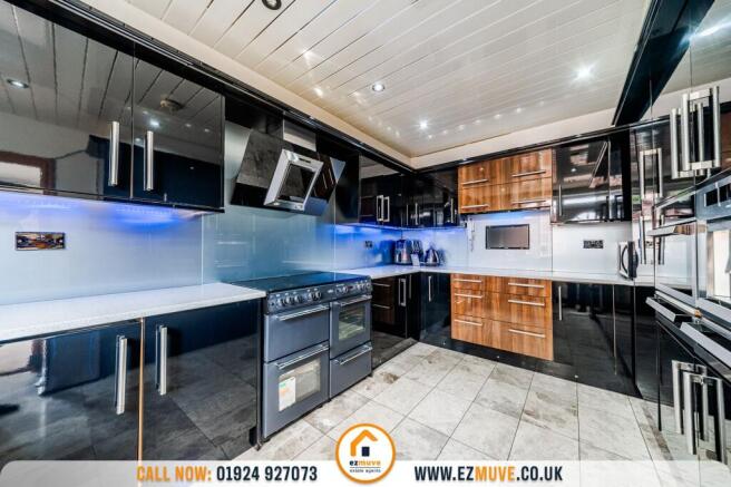 6 bed Semi-Detached for sale Image 7