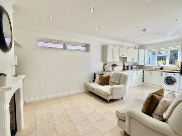 KITCHEN/DINING ROOM