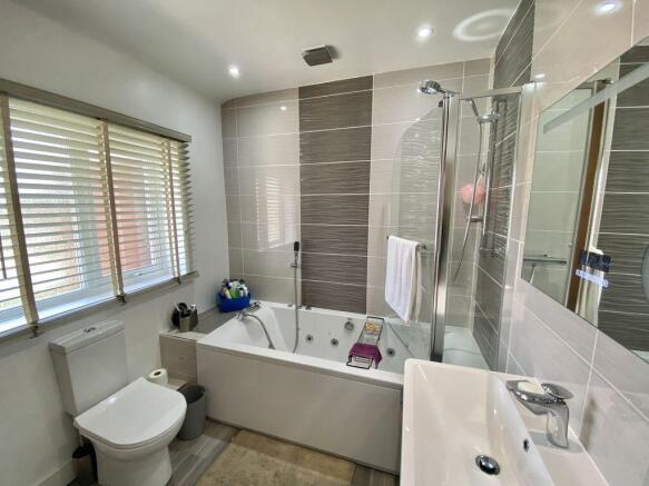 Family Bathroom/WC