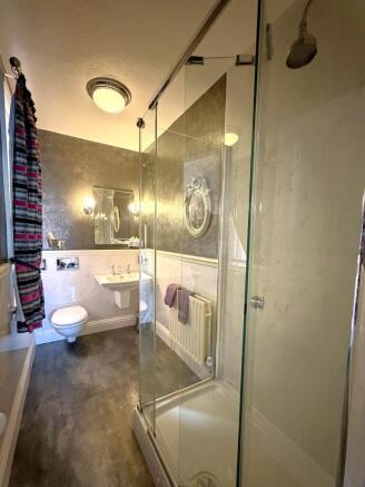 5 bed Detached for sale Image 11