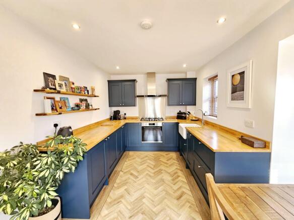 4 bed Detached for sale Image 7