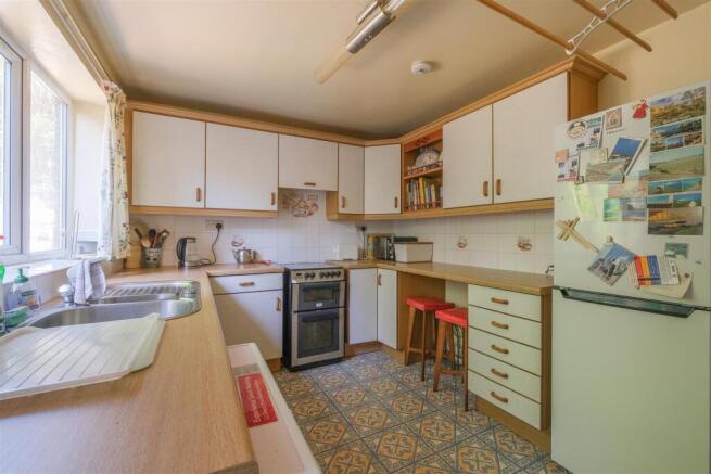 4 bed Detached for sale Image 6