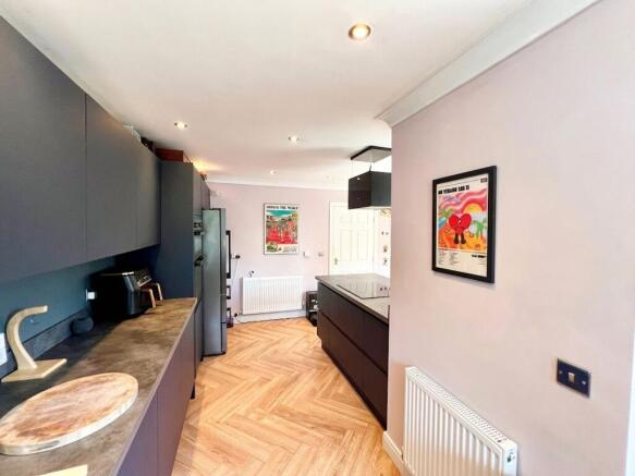 6 bed Detached for sale Image 8