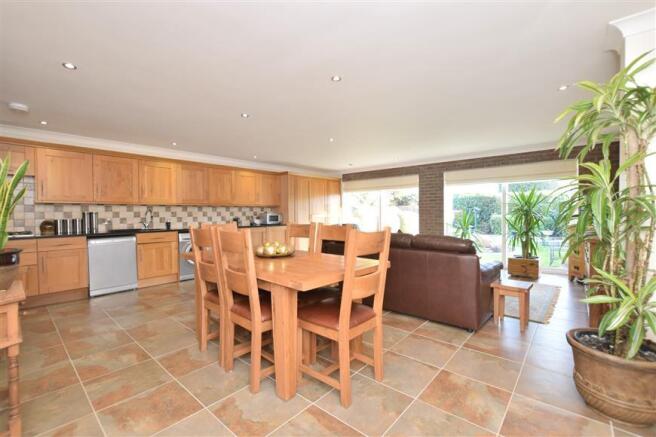 Kitchen/Dining Area