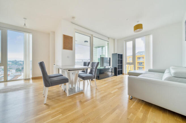 1361700-5-68de9d6...