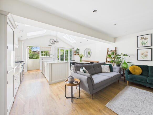 CAM02909G0-PR0483-STILL006