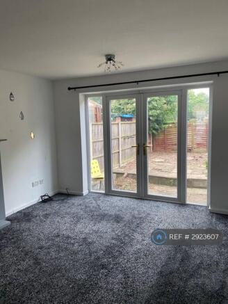 2 bed Terraced to rent Image 5