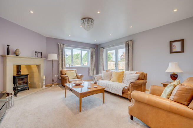5 bed Detached for sale Image 9