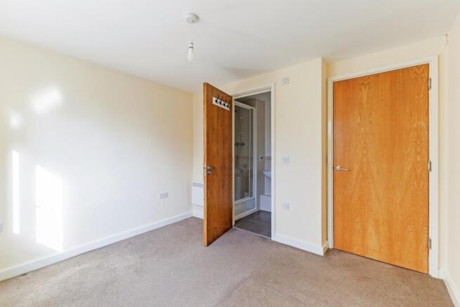 Bedroom with en s...