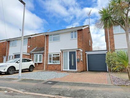 Recently Refurbished To An Immaculate Condition With No Onward Chain - Moorpark Close
