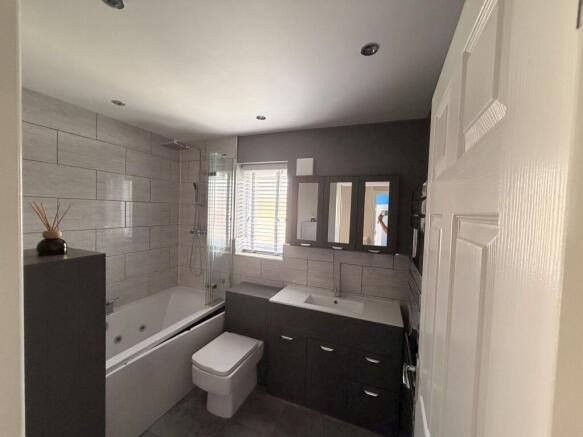 4 bed Detached for sale Image 10