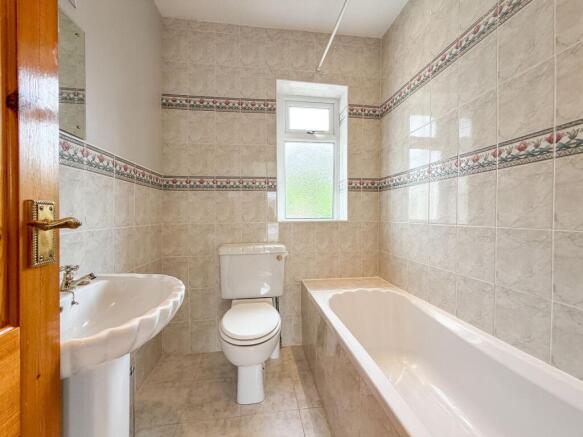 4 bed Bungalow for sale Image 11