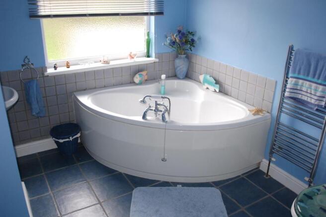 FAMILY BATHROOM