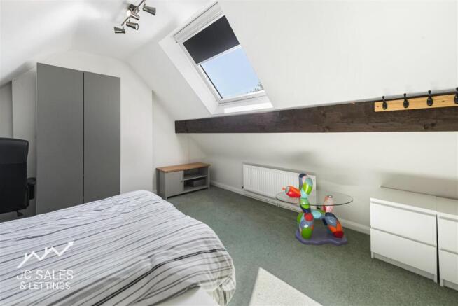 5 bed Link Detached House for sale Image 8