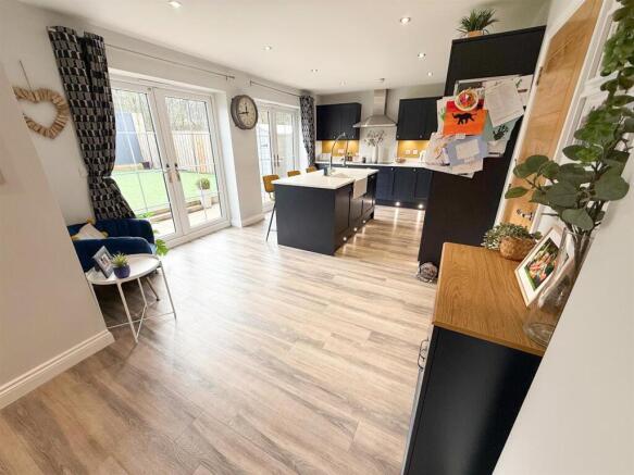 5 bed Detached for sale Image 7