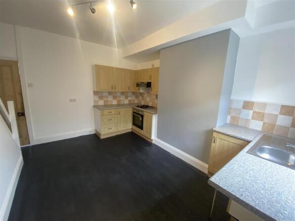 3 bed Terraced to rent Image 5