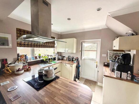 3 bed Semi-Detached for sale Image 8