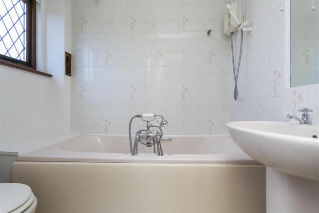EN SUITE BATHROOM