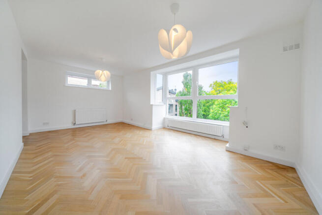 2-bed flat on Iona Close, London, £350,000