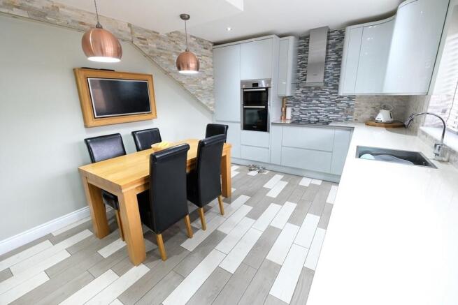 KITCHEN/DINING ROOM
