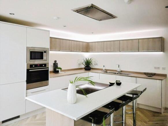 4 bed Semi-Detached to rent Image 9