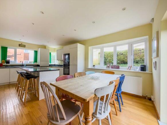 5 bed Detached for sale Image 5