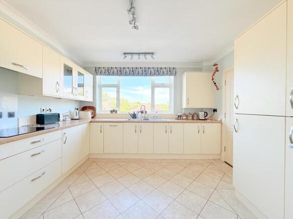 3 bed Flat for sale Image 8