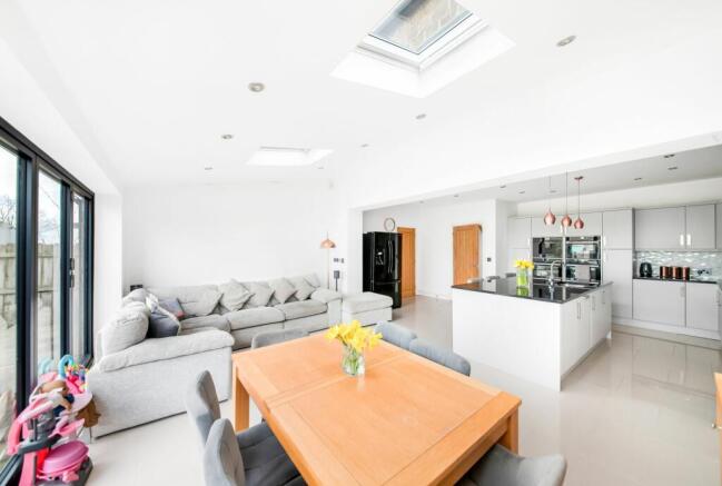OPEN-PLAN DINING KITCHEN - DINING AREA