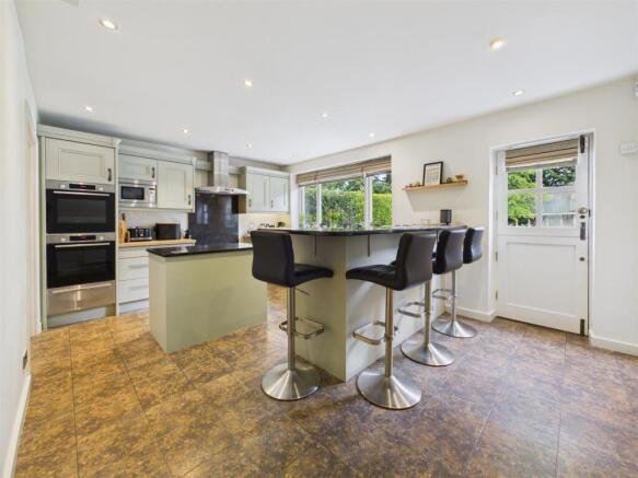 4 bed Detached for sale Image 6