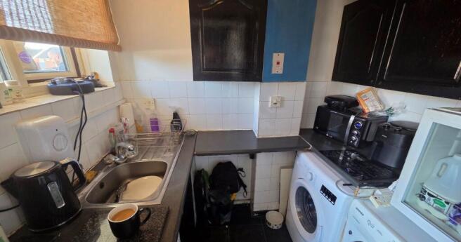 44 Tudor Court, Tipton, West Midlands, DY4 8UX photo 4