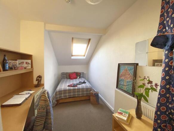 Cozy single bedroom with a comfortable bed bene...