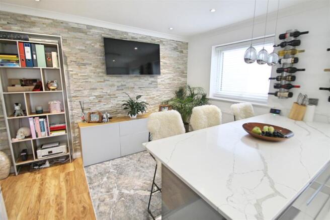 Kitchen/Breakfast Room:
