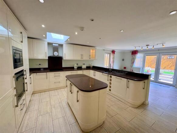 ENTERTAINMENT KITCHEN/DINER