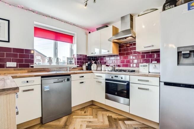 4 bed Detached for sale Image 6