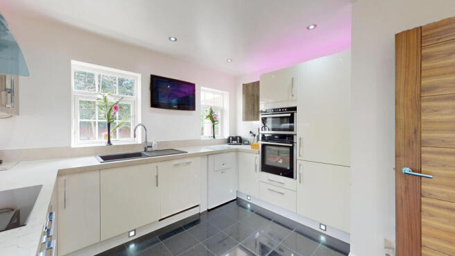 4 bed Detached for sale Image 12
