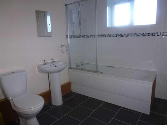 FAMILY BATHROOM :