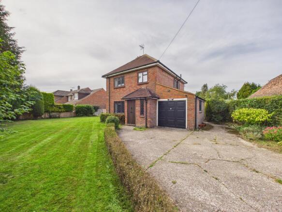 3-bed detached on Cockpit Road, Great Kingshill, Buckinghamshire, HP15 6HA, £650,000