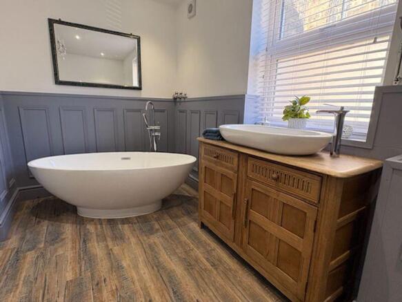 5 bed Semi-Detached to rent Image 12