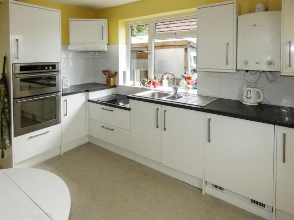 Chaucer Avenue, Rustington photo 4