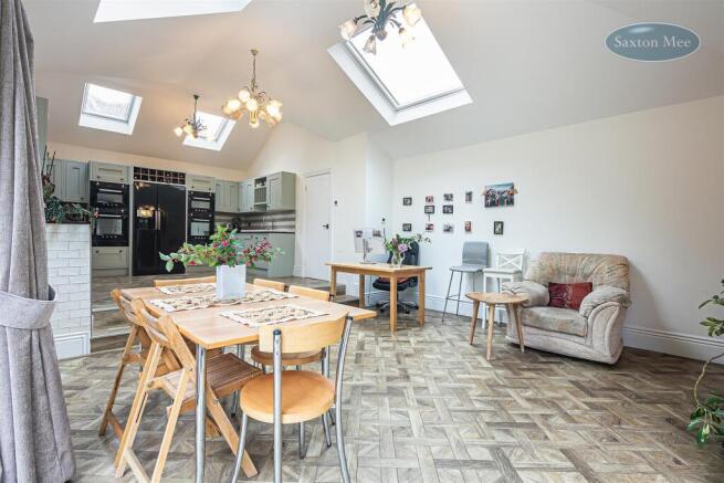 4 bed Semi-Detached for sale Image 4