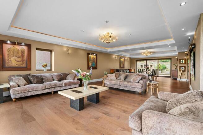 5 bed Detached for sale Image 9