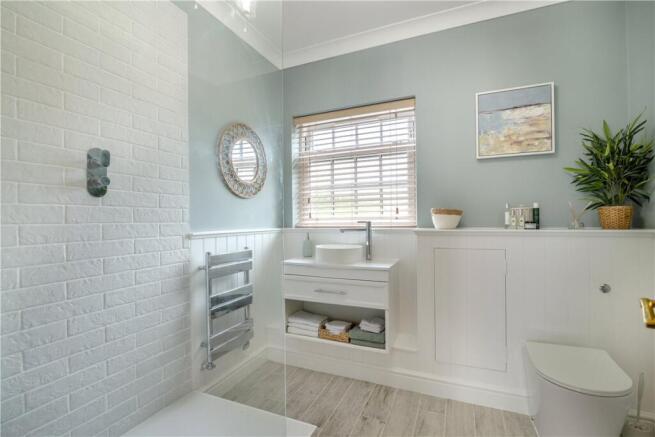 5 bed House for sale Image 9
