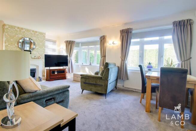 SITTING/DINING ROOM