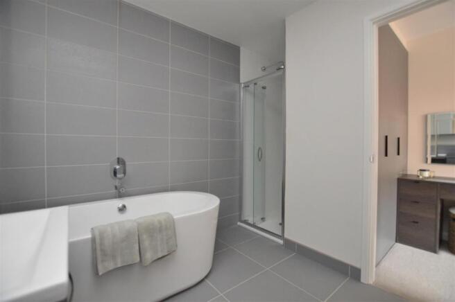 bed ensuite 2.JPG