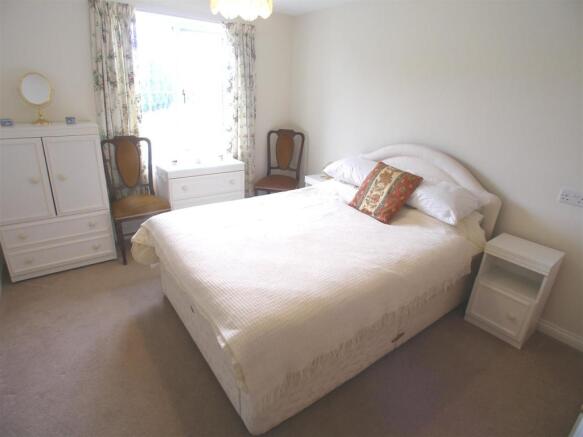 DOUBLE BEDROOM