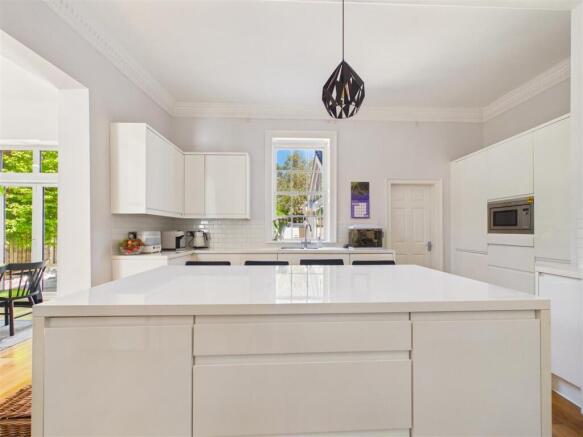 5 bed Semi-Detached for sale Image 8