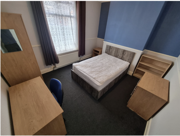 4 bed House to rent Image 6