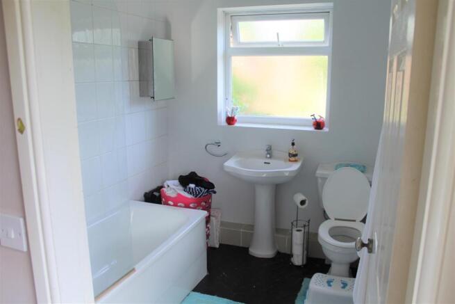 833 Woodbridge Road (bathroom).JPG