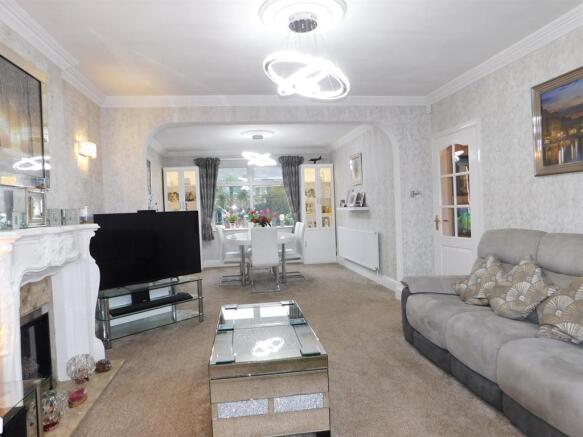 LOUNGE / DINING ROOM